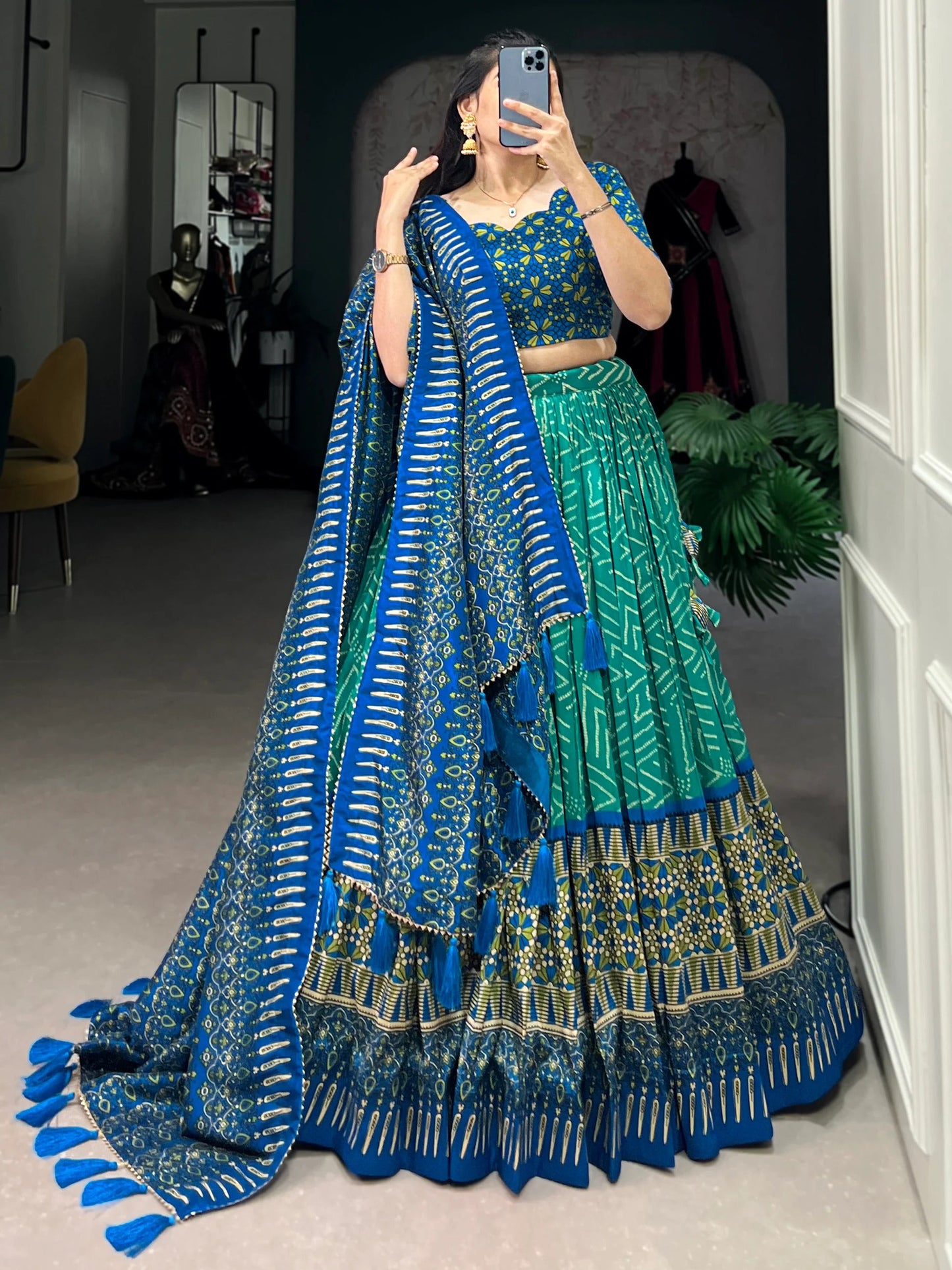 BhavyaKari Lehenga – Regal Prints with Foil And Lace Luxe-Minimum Qty -10 Pic