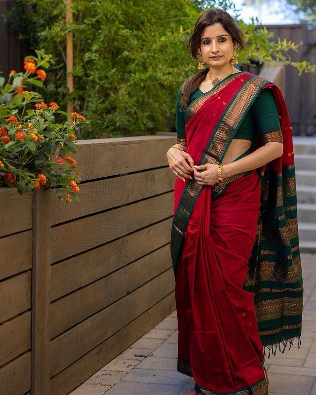 Turn Heads: Silk Saree with Bold Jacquard Border Magic-Minimum Qty -10 Pic