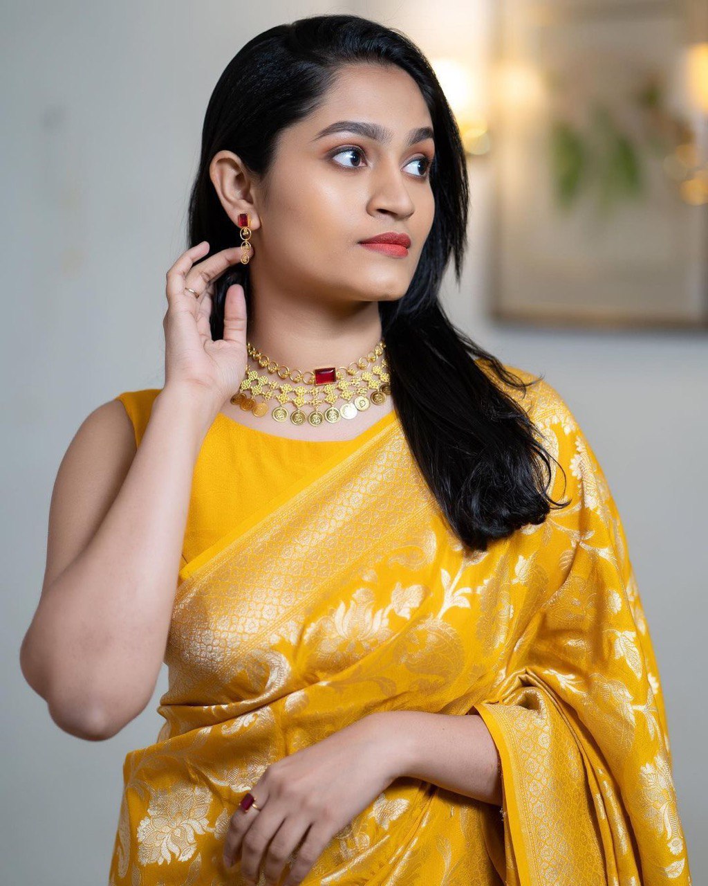 Runway Feels: Stylish Silk Saree with Bold Jacquard Twist-Minimum Qty -10 Pic