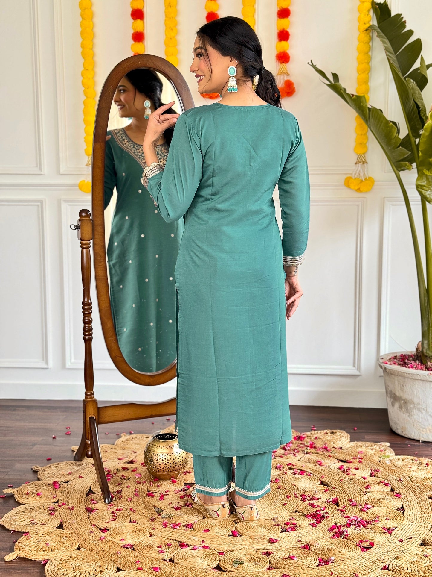 Women's Green Viscose Chanderi Embroidered Straight Kurta with Viscose Chanderi Pant And Linen Printed Dupatta Sets-Minimum Qty -10 Pic