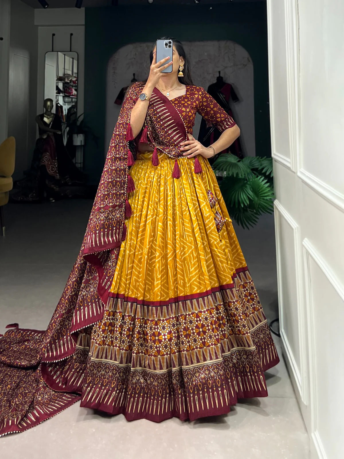 BhavyaKari Lehenga – Regal Prints with Foil And Lace Luxe-Minimum Qty -10 Pic