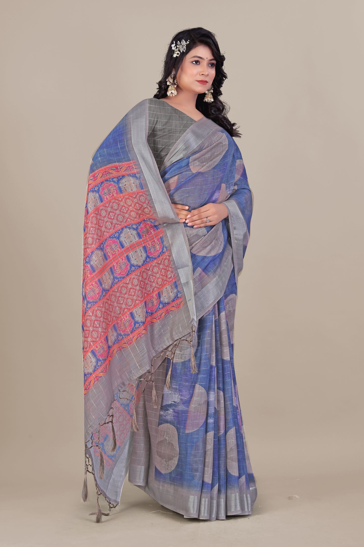Lurex Loom - Soft Handwoven Linen Saree in Silver Threaded Light