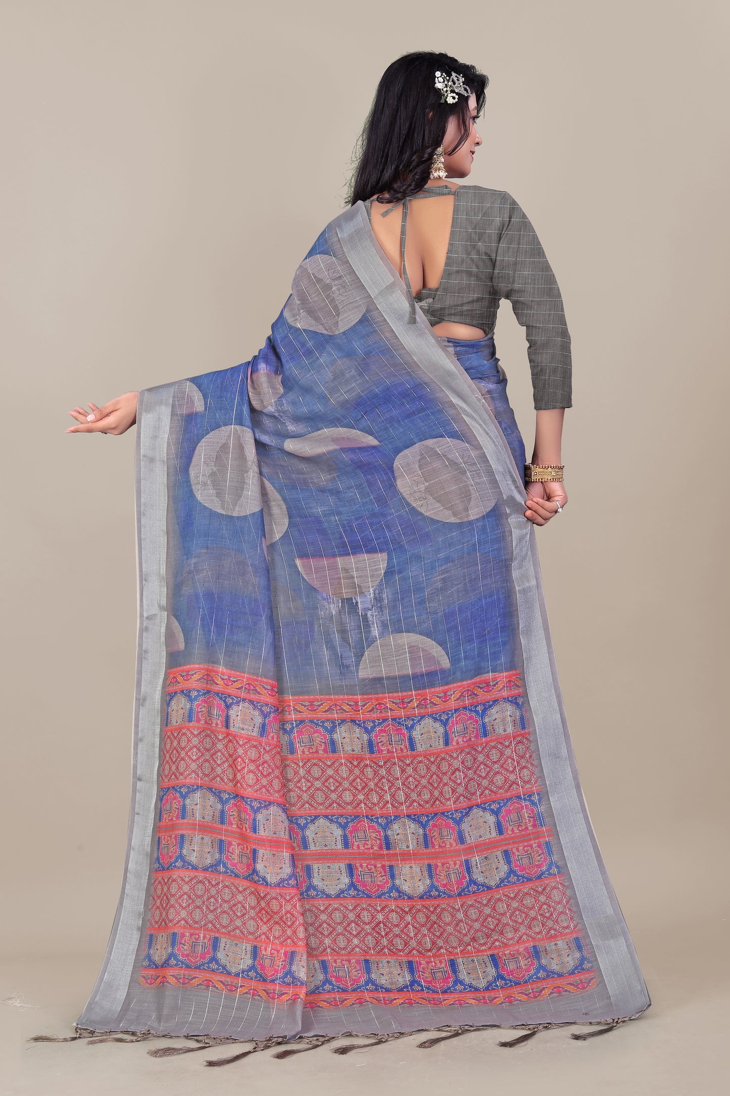 Lurex Loom - Soft Handwoven Linen Saree in Silver Threaded Light