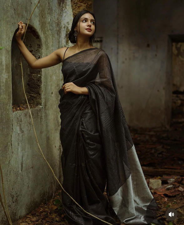 Graceful Jacquard Saree Featuring Stripes Jacqurd Work and a Richly Designed Pallu-Minimum Qty -10 Pic