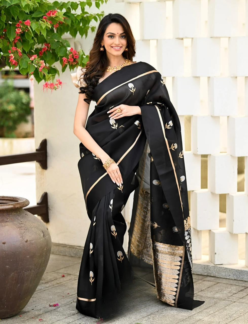 Authentic Kanjivaram Silk Saree with Intricate Motifs Floral Work And Attractive Pallu