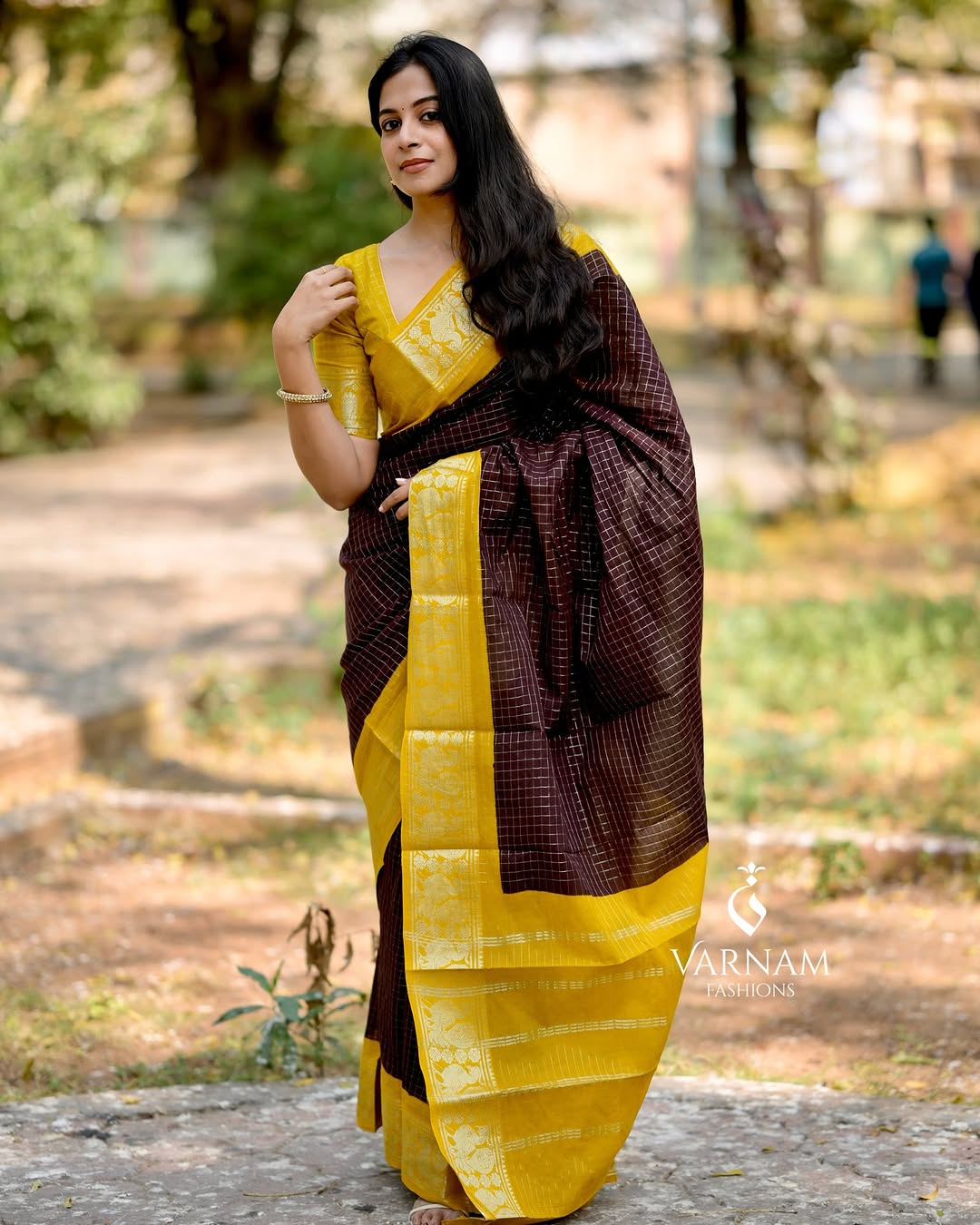 Banarasi Check Weave – Silk Saree with Jacquard Texture And Ornate Border Work-Minimum Qty -10 Pic