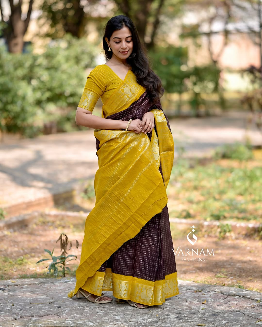 Banarasi Check Weave – Silk Saree with Jacquard Texture And Ornate Border Work-Minimum Qty -10 Pic