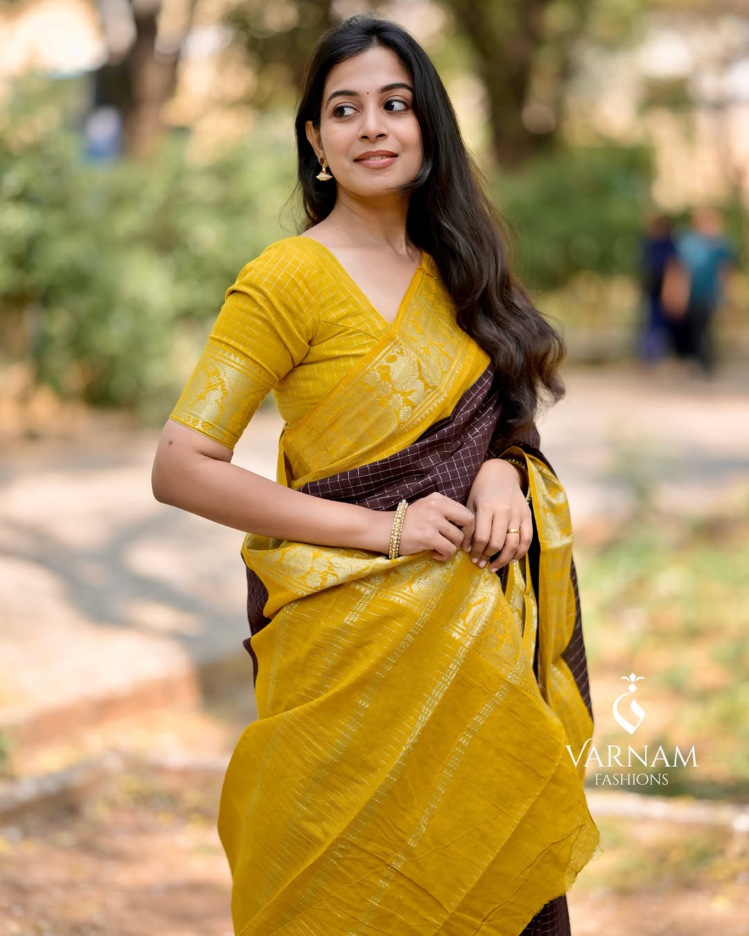 Banarasi Check Weave – Silk Saree with Jacquard Texture And Ornate Border Work-Minimum Qty -10 Pic