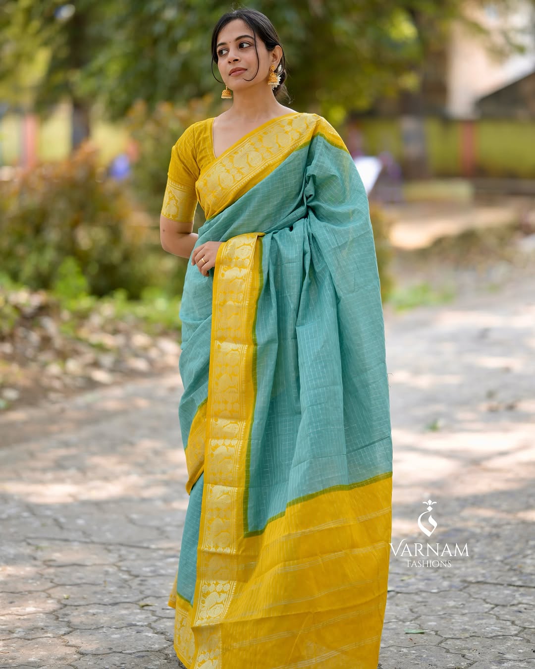 Banarasi Check Weave – Silk Saree with Jacquard Texture And Ornate Border Work-Minimum Qty -10 Pic