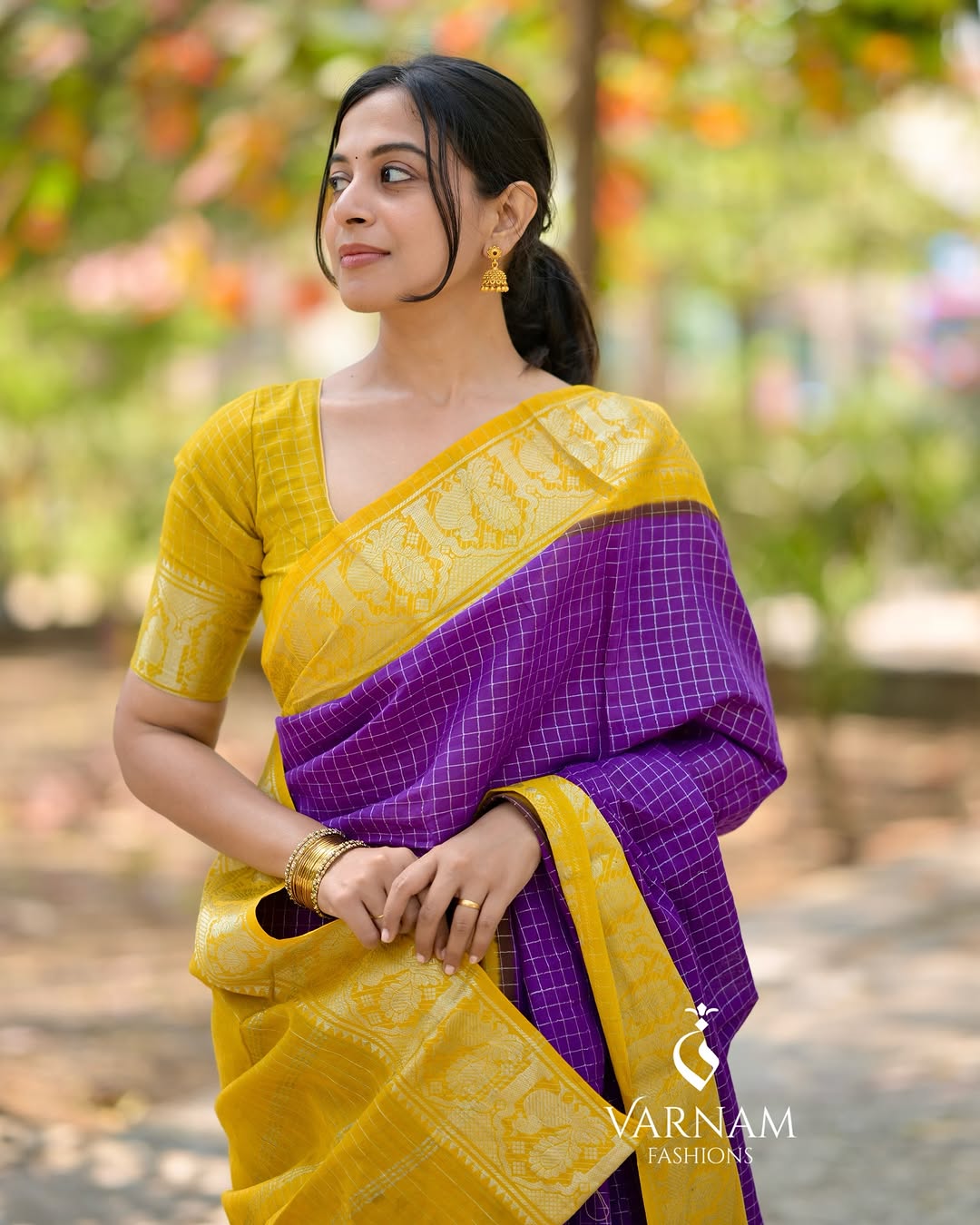 Banarasi Check Weave – Silk Saree with Jacquard Texture And Ornate Border Work-Minimum Qty -10 Pic