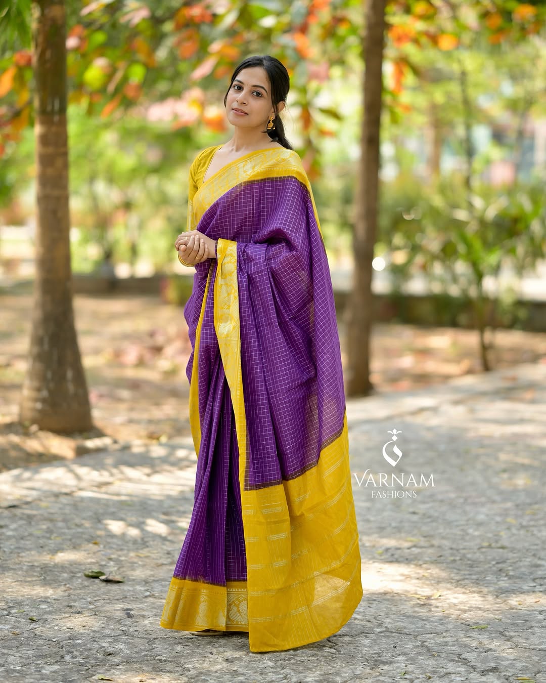 Banarasi Check Weave – Silk Saree with Jacquard Texture And Ornate Border Work-Minimum Qty -10 Pic