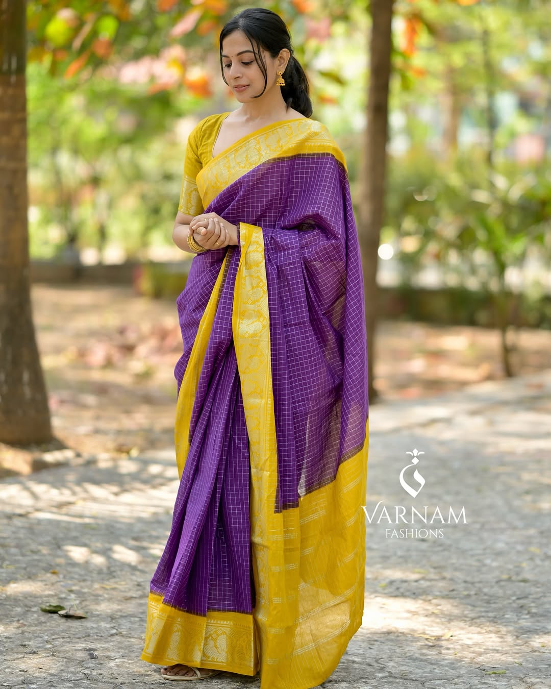 Banarasi Check Weave – Silk Saree with Jacquard Texture And Ornate Border Work-Minimum Qty -10 Pic