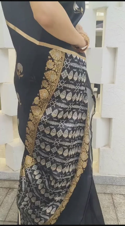 Authentic Kanjivaram Silk Saree with Intricate Motifs Floral Work And Attractive Pallu